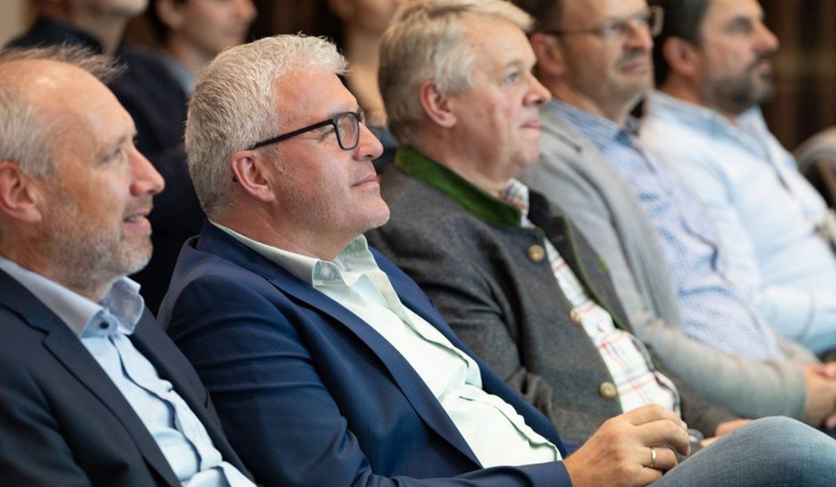 Teilnehmer verfolgen aufmerksam den Vortrag beim Wirtschaftstreffen