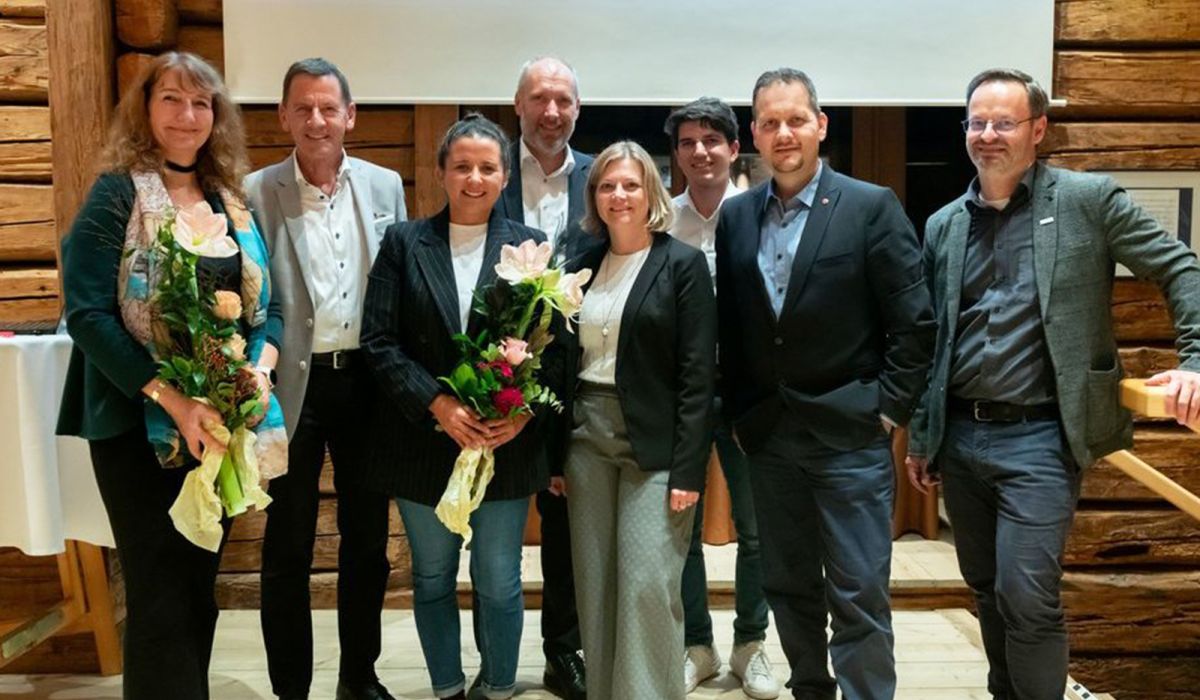 Gruppenfoto der Referent:innen und Teilnehmer:innen beim 2. Wirtschaftstreffen