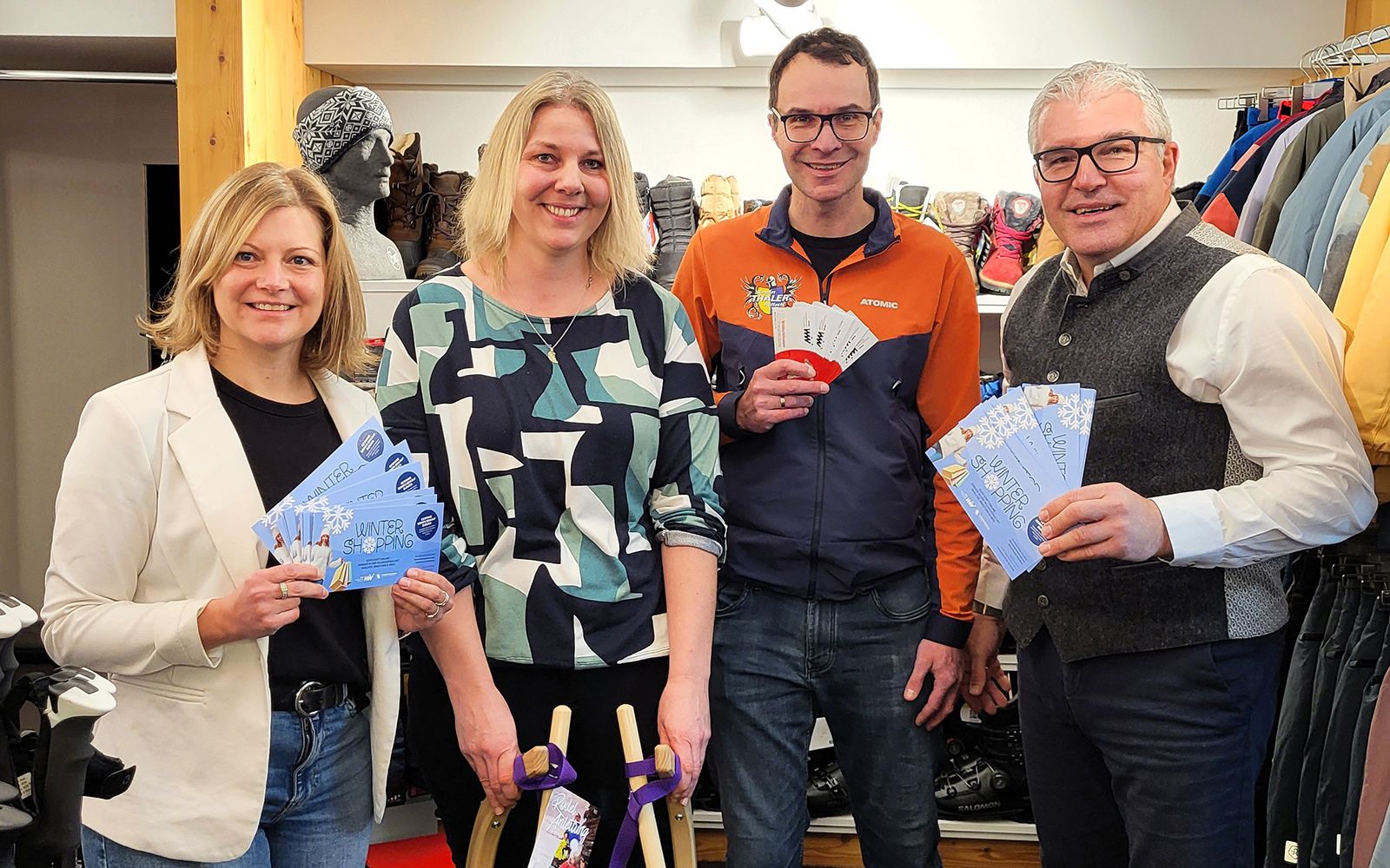 Glückliche Gewinnerin Katharina Rupprechter mit ihrem Einkauf bei Sport Thaler in Auffach
