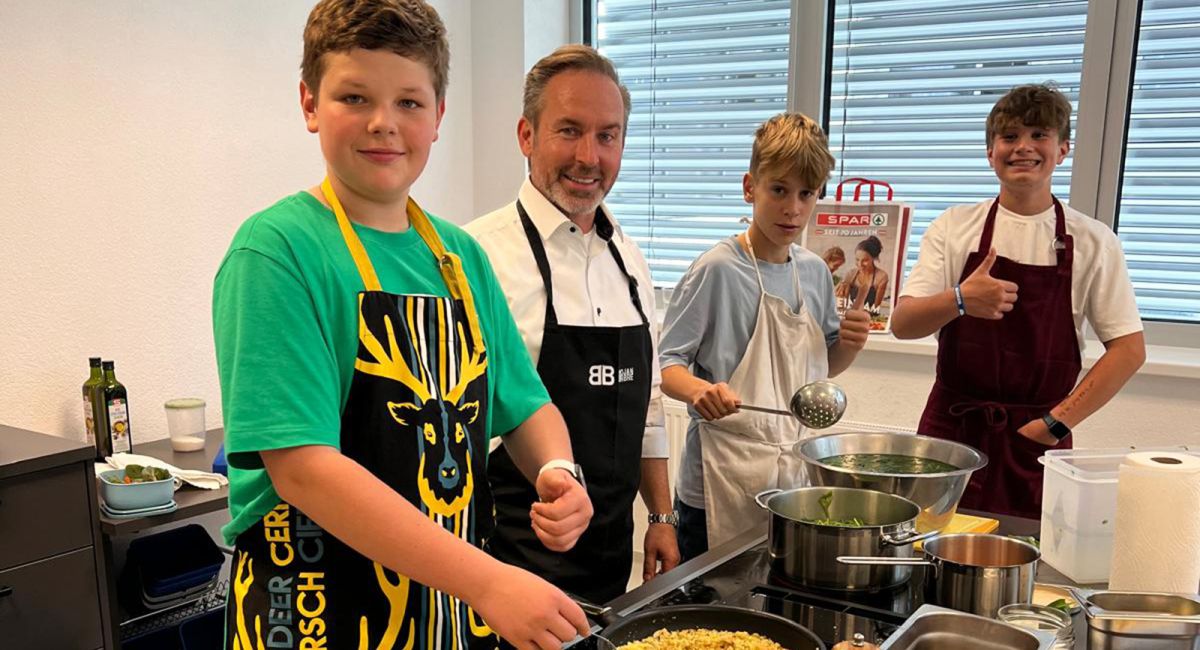 Jugendliche beim gemeinsamen Kochen im Kochunterricht mit Profikoch Bojan Brbre