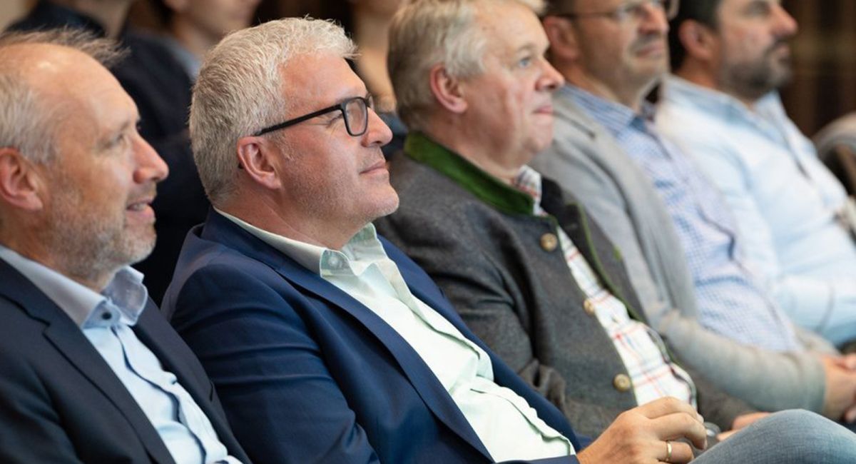Teilnehmer verfolgen aufmerksam den Vortrag beim Wirtschaftstreffen