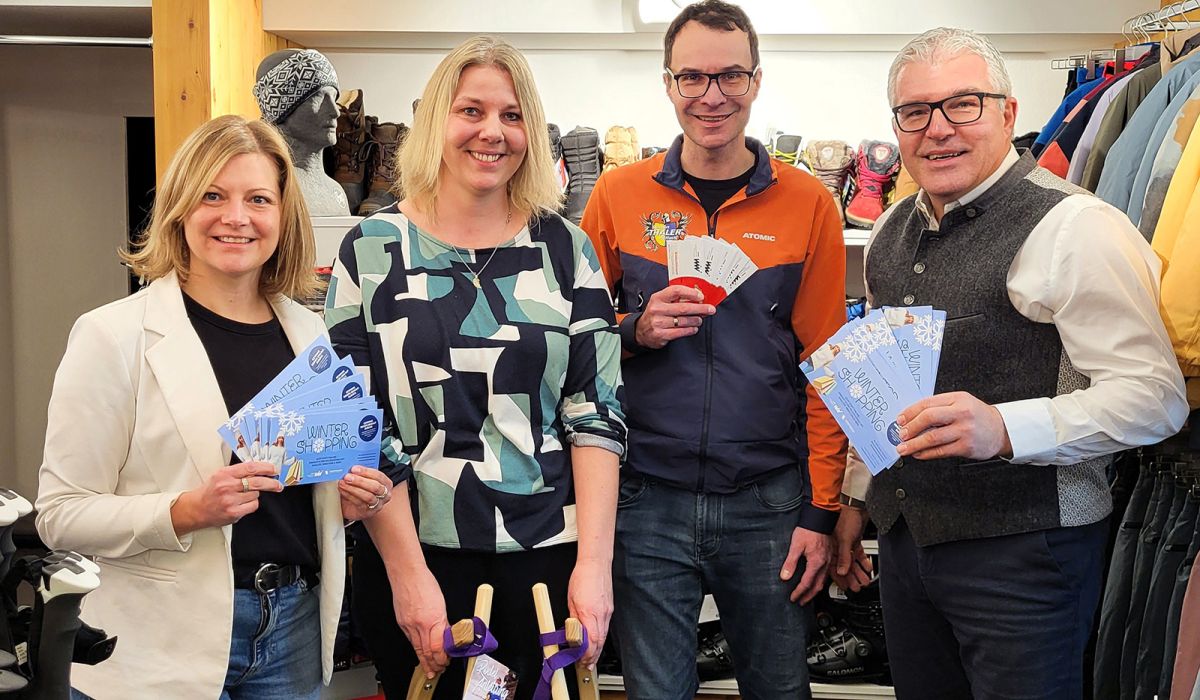 Glückliche Gewinnerin Katharina Rupprechter mit ihrem Einkauf bei Sport Thaler in Auffach