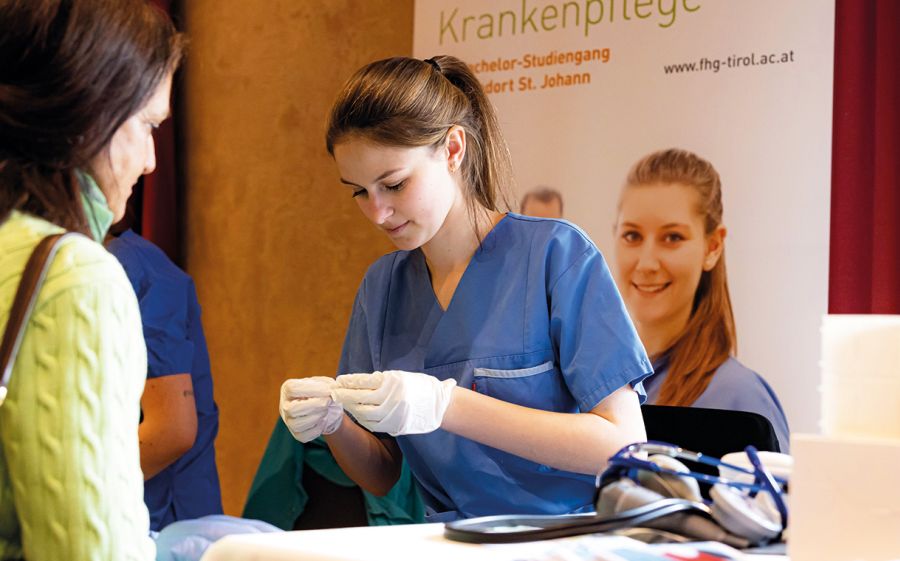 Informationsstand zur Gesundheitswoche mit Schwerpunkt Krankenpflege