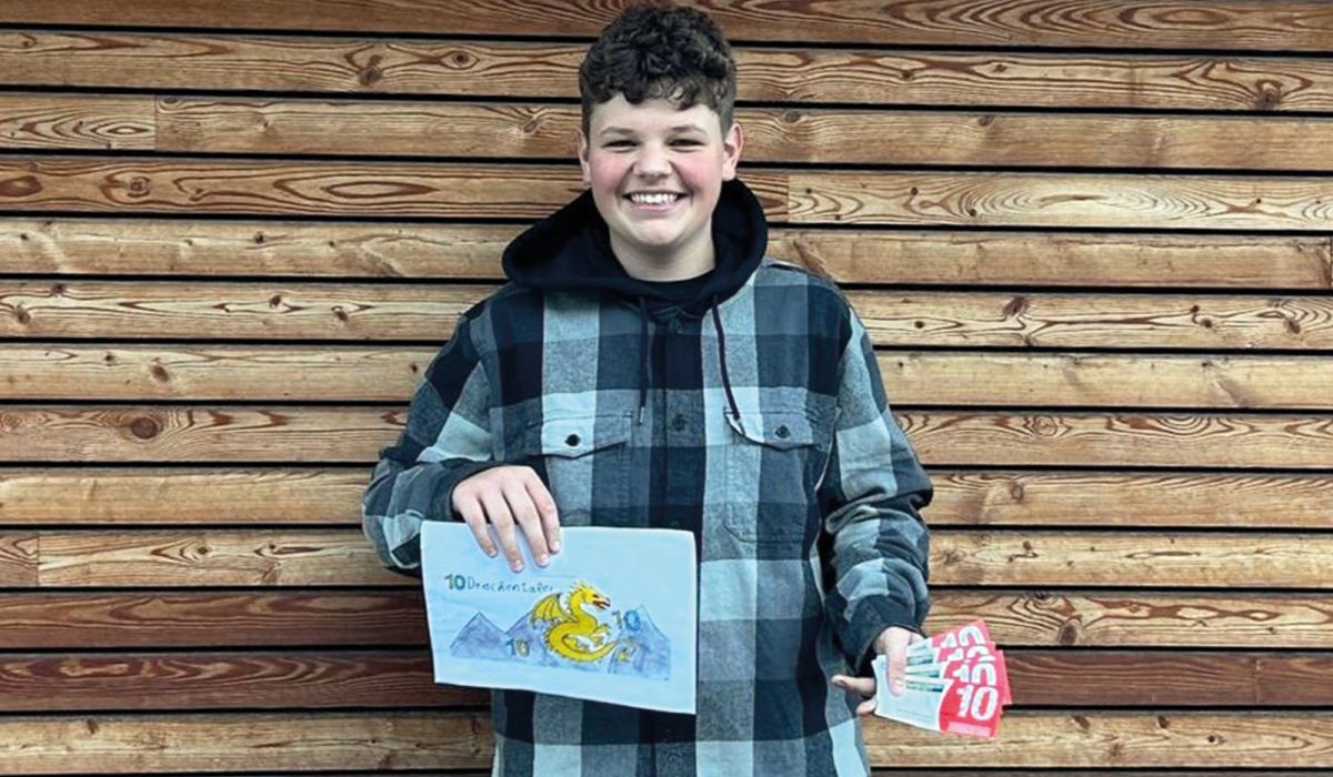 Der Gewinner Paul Pattis präsentiert sein Siegerbild für den Drachentaler
