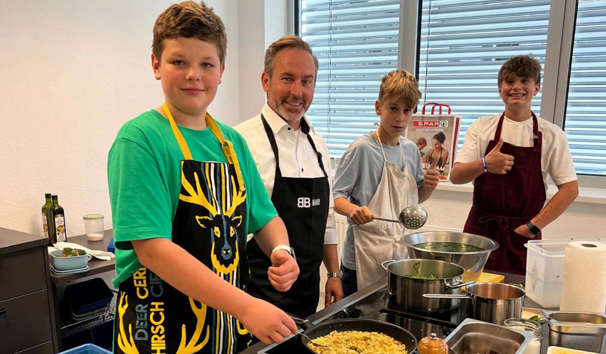 Jugendliche beim gemeinsamen Kochen im Kochunterricht mit Profikoch Bojan Brbre