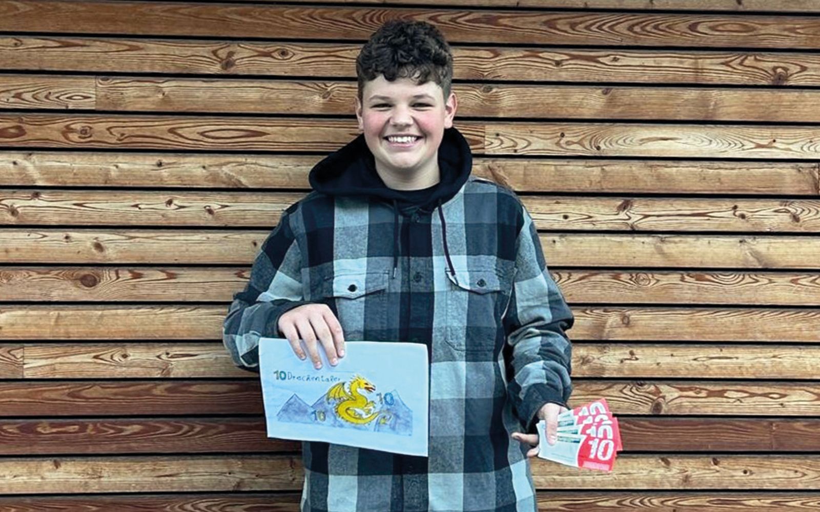 Der Gewinner Paul Pattis präsentiert sein Siegerbild für den Drachentaler