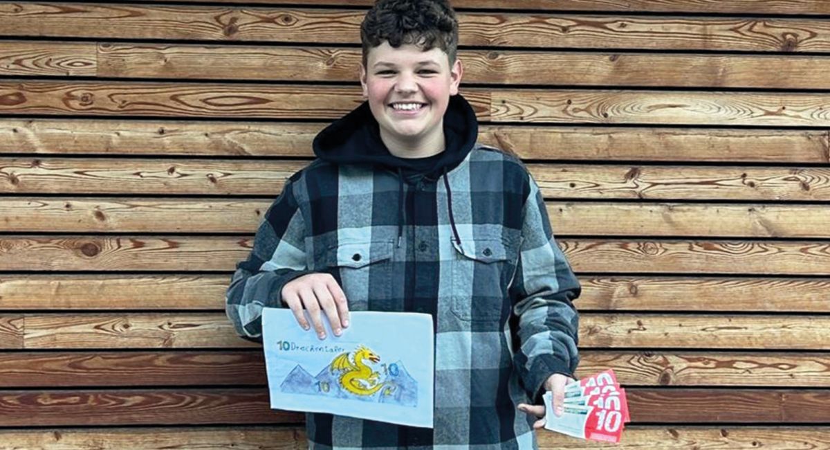 Der Gewinner Paul Pattis präsentiert sein Siegerbild für den Drachentaler