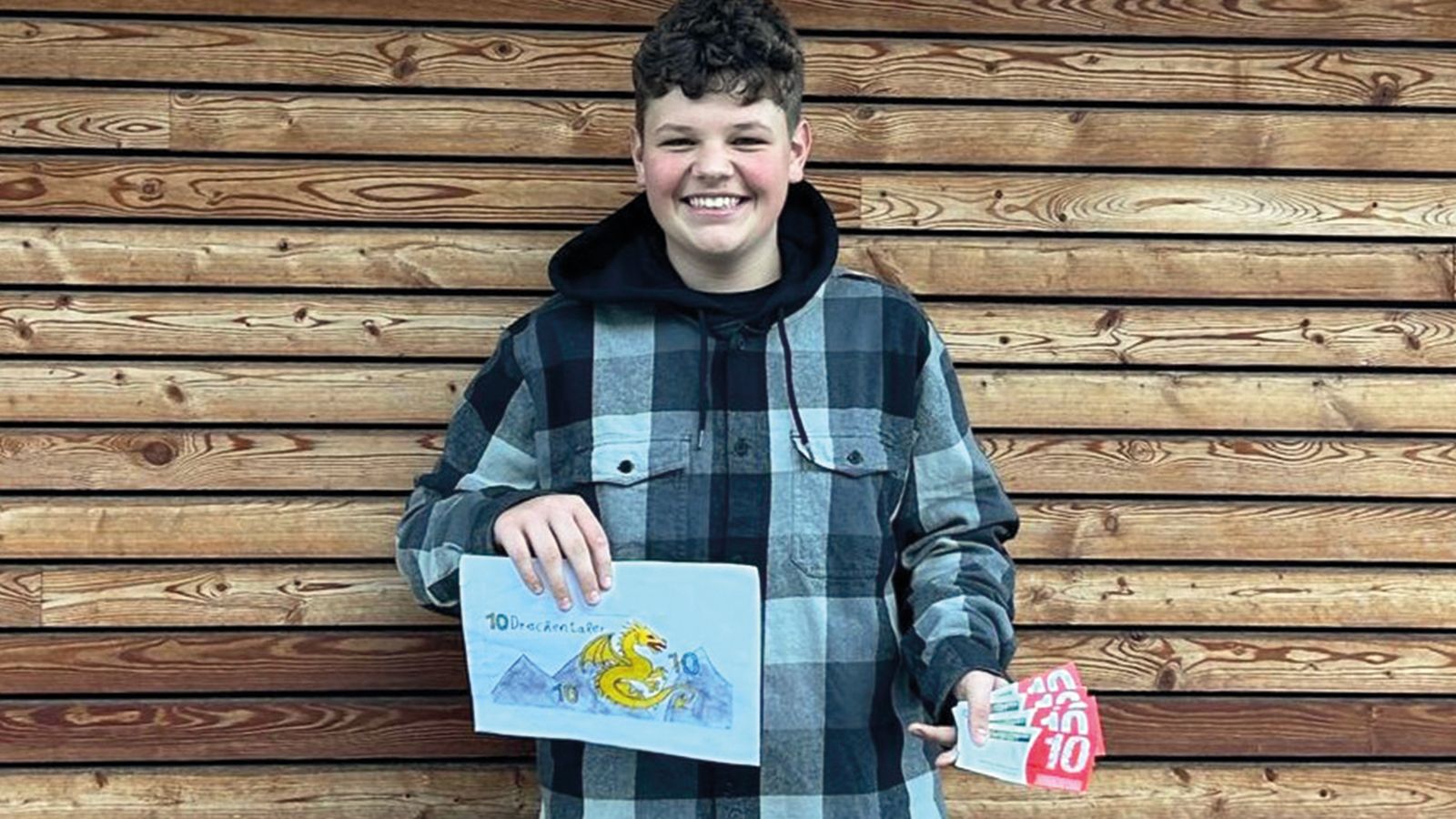 Der Gewinner Paul Pattis präsentiert sein Siegerbild für den Drachentaler