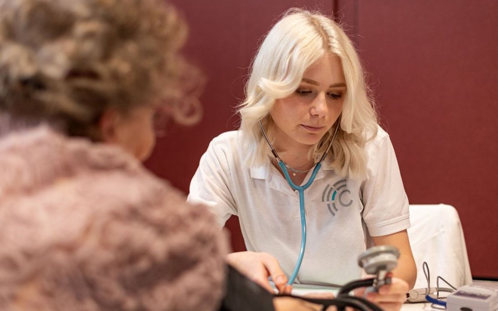 Blutdruckmessung einer Patientin im Rahmen der Gesundheitswoche