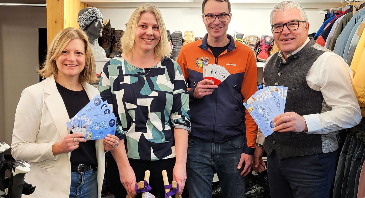 Glückliche Gewinnerin Katharina Rupprechter mit ihrem Einkauf bei Sport Thaler in Auffach