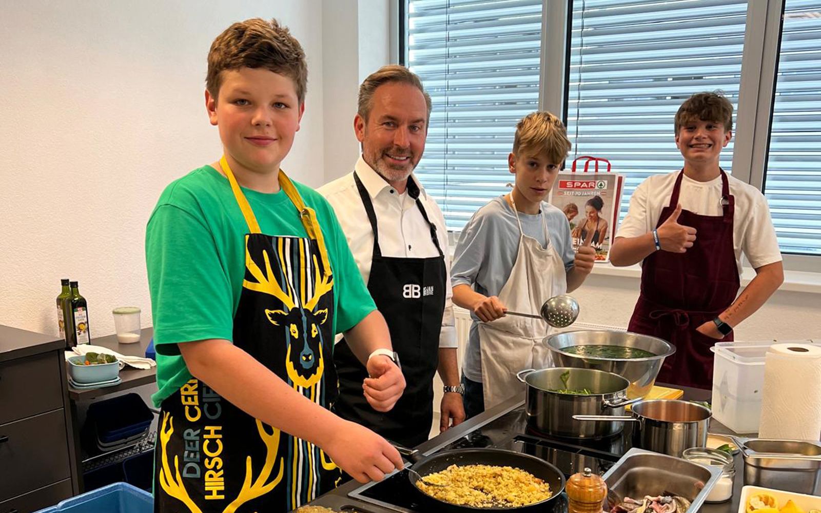 Jugendliche beim gemeinsamen Kochen im Kochunterricht mit Profikoch Bojan Brbre