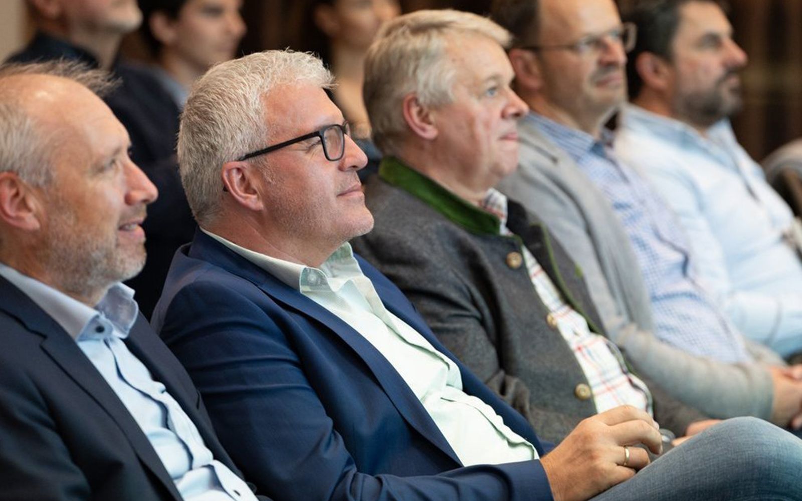 Teilnehmer verfolgen aufmerksam den Vortrag beim Wirtschaftstreffen
