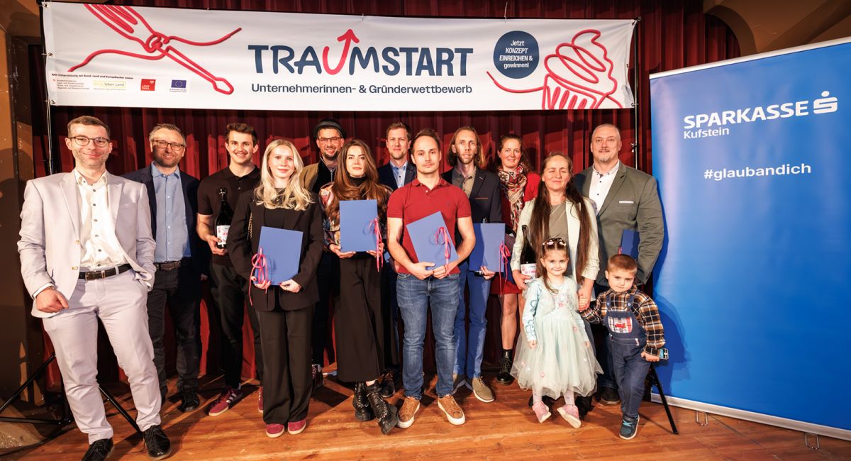 Gewinnerinnen und Gewinner des Traumstart Gründerwettbewerbs bei der Preisverleihung