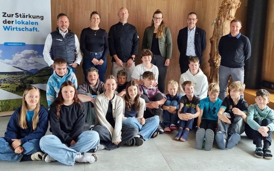 Schülergruppe mit Kochprofis im Rahmen des Kochunterrichts an der Musikmittelschule Wildschönau