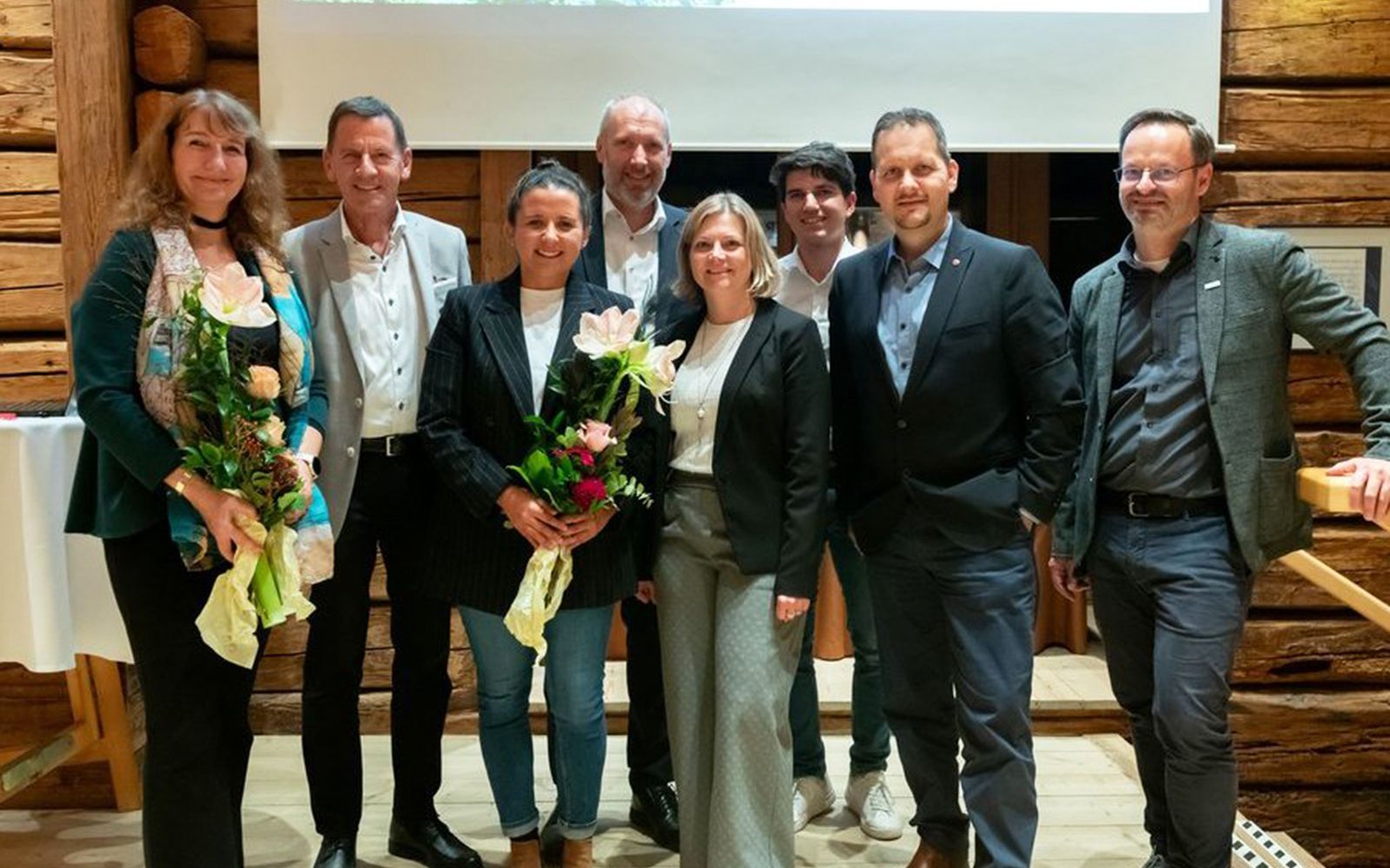 Gruppenfoto der Referent:innen und Teilnehmer:innen beim 2. Wirtschaftstreffen