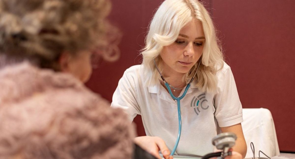Blutdruckmessung einer Patientin im Rahmen der Gesundheitswoche