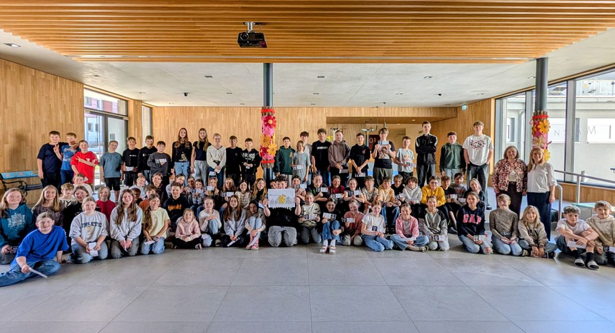 Teilnehmende Schülerinnen und Schüler des Drachentaler-Zeichenwettbewerbs im Foyer der MMS Wildschönau