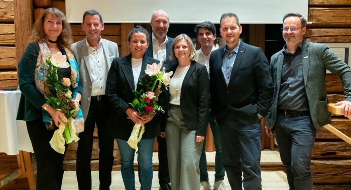 Gruppenfoto der Referent:innen und Teilnehmer:innen beim 2. Wirtschaftstreffen