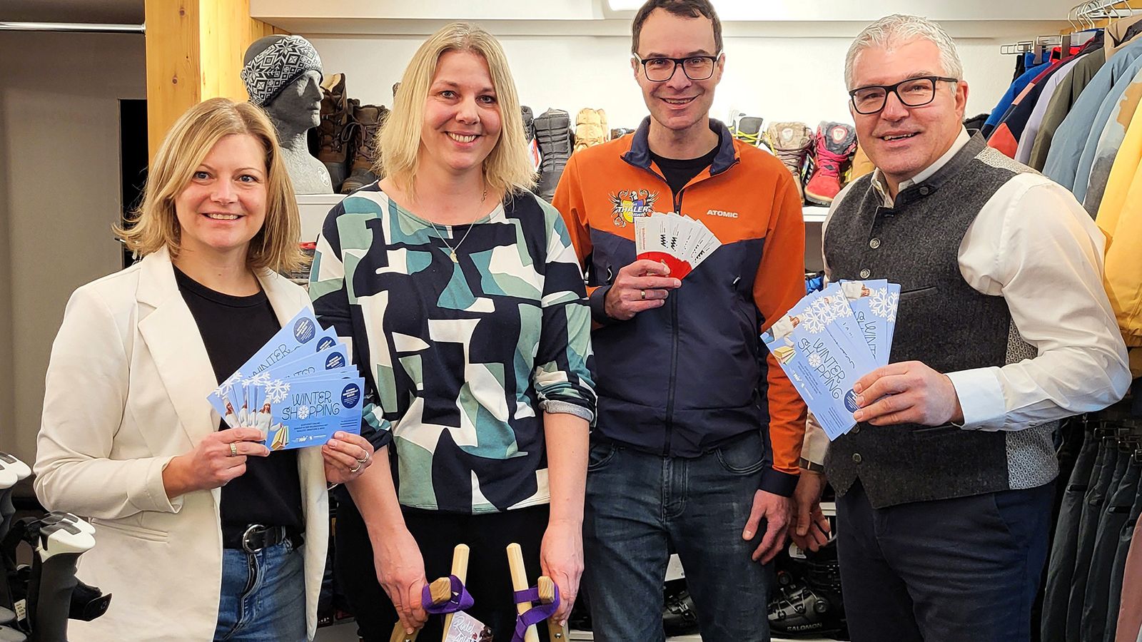 Glückliche Gewinnerin Katharina Rupprechter mit ihrem Einkauf bei Sport Thaler in Auffach
